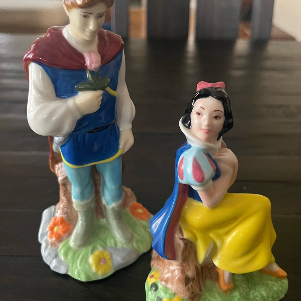 NWOT Snow White and Prince Salt And Pepper Shaker Figurines - Picture 2 of 4